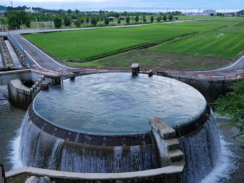 東山円筒分水槽「日本一美しい円筒分水」魚津市の新しい観光スポットです！ | 新着情報 | 北陸 富山 日本の名湯 金太郎温泉｜富山県 魚津市 ...