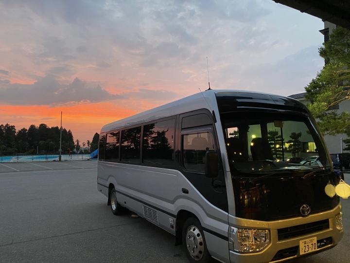 シャトルバス